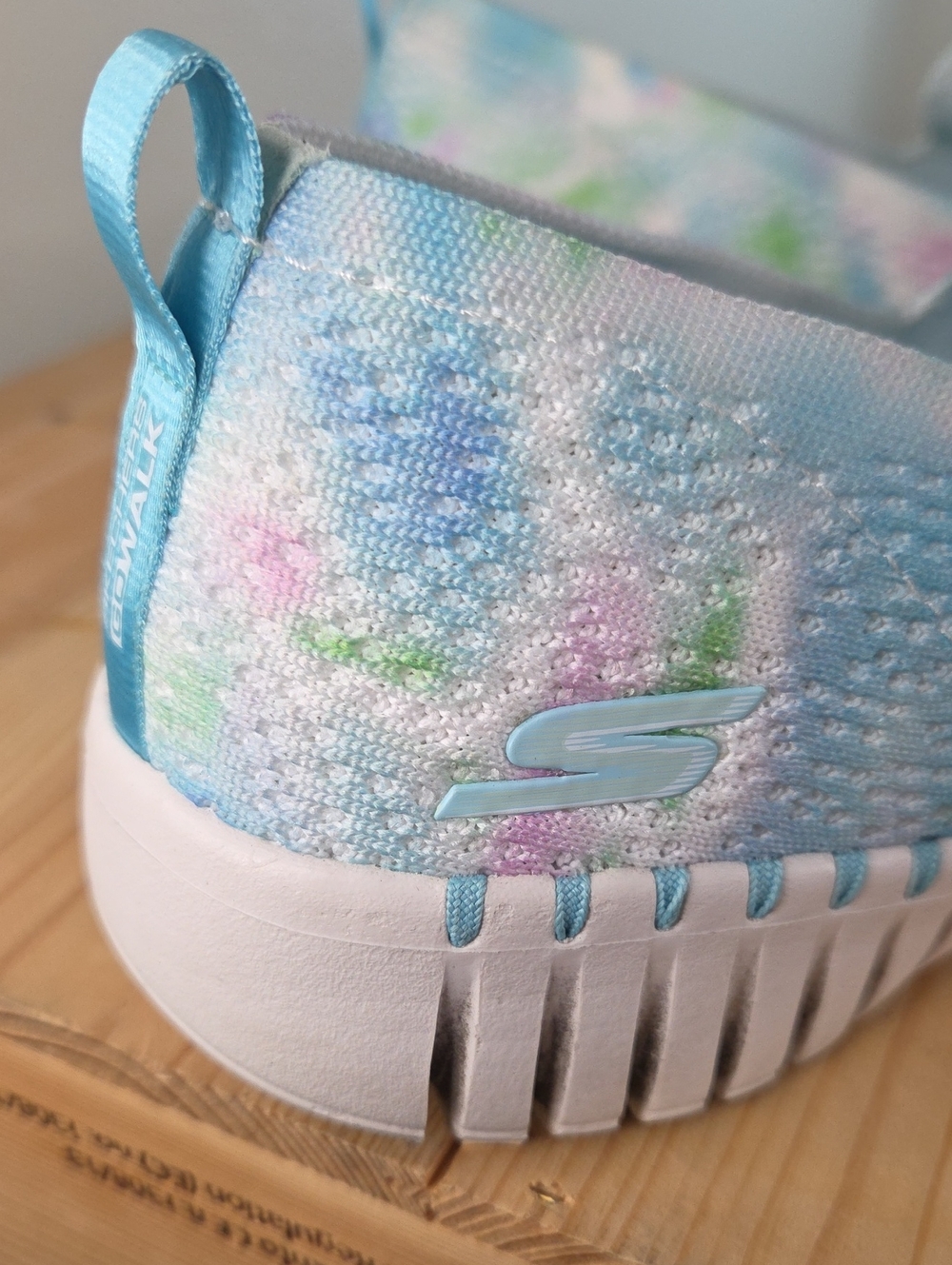 Skechers sz8 GO WALK AIR COOLED GOGA MAT Shoes  Pastel Colors.EUC - Picture 3 of 16